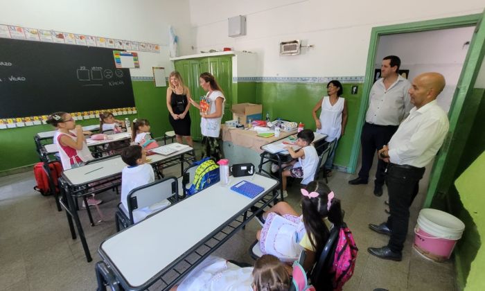 Florencio Varela - El Municipio entregó libros a la Escuela Primaria Nº13